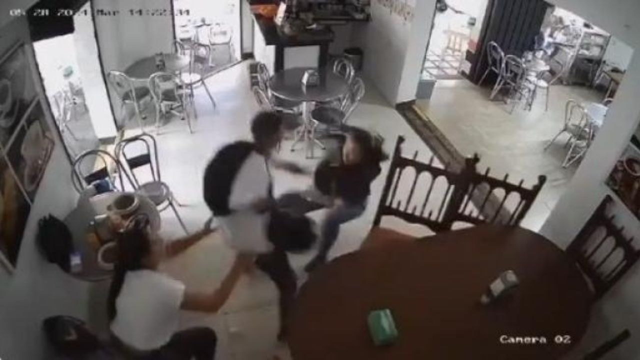 Cámara capta a mujeres enfrentarse e intimidar a ladrón dentro de un restaurante