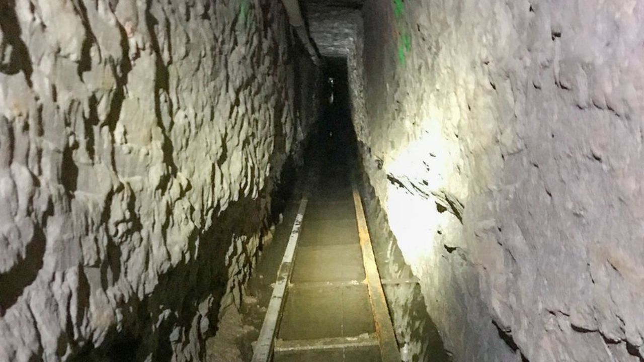 Descubren narcotúnel bajo el muro fronterizo entre México y Estados Unidos