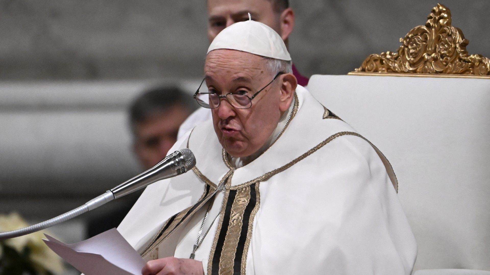 El papa insta a 'hablar de paz a quien quiere guerra y de acogida a quien cierra puertas'