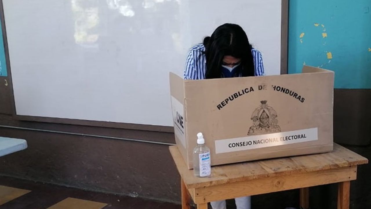 Unos 18 partidos políticos participarían en las elecciones de Honduras de 2025
