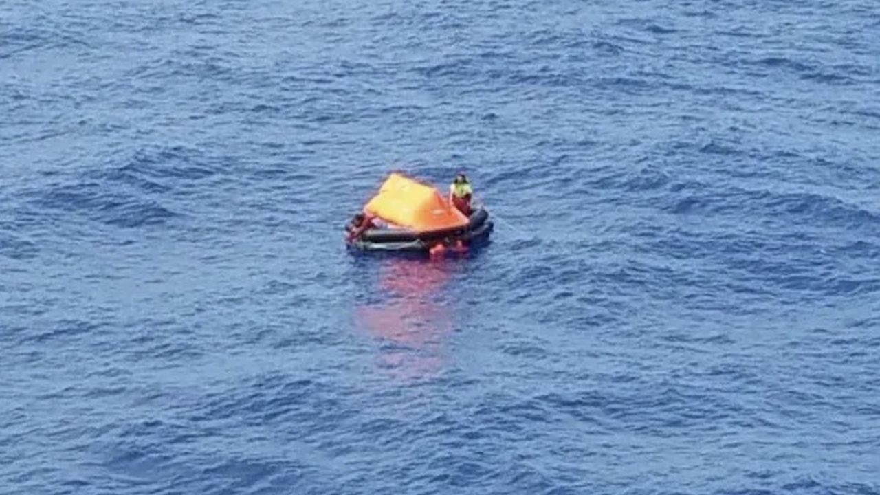Rescatan a cuatro migrantes cubanos moribundos tras naufragar en el Golfo de México
