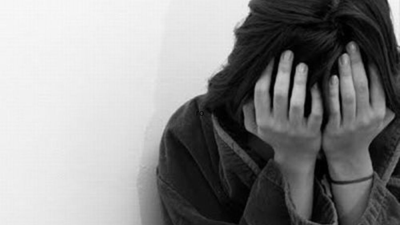 Le rocían acido a jovencita que intentó evitar mataran a su padre