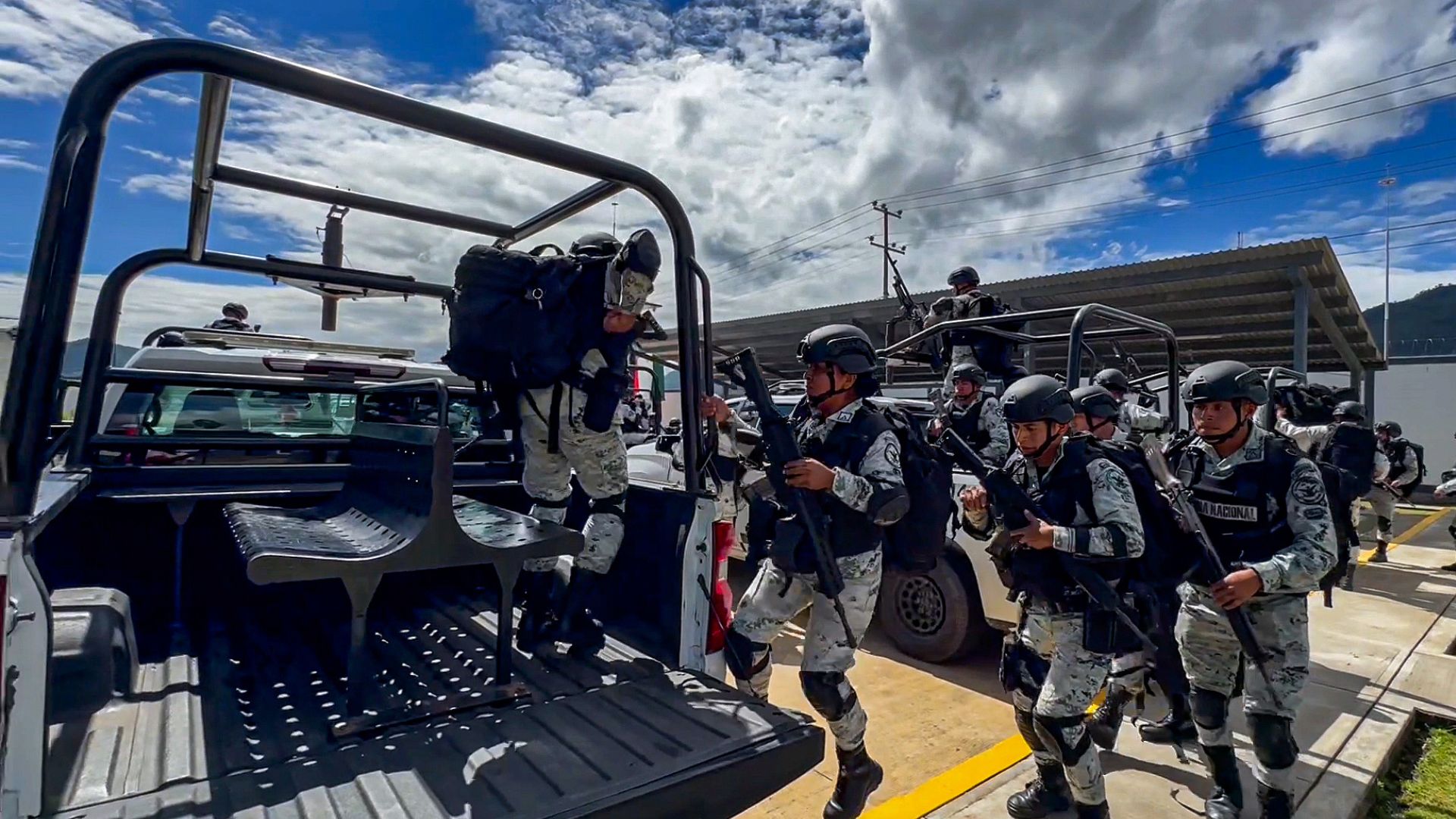 AMLO asegura que reforzará seguridad en las fronteras tras asesinato de político