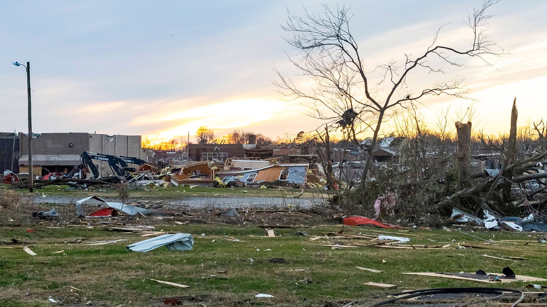 Kentucky declara estado de emergencia y tormentas dejan 19 muertos en centro-sur de EE.UU.