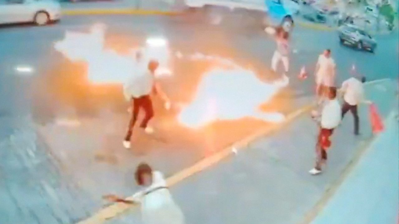Graban cuando tragafuego lanza llamaradas a banda de mariachis que lo atacaba