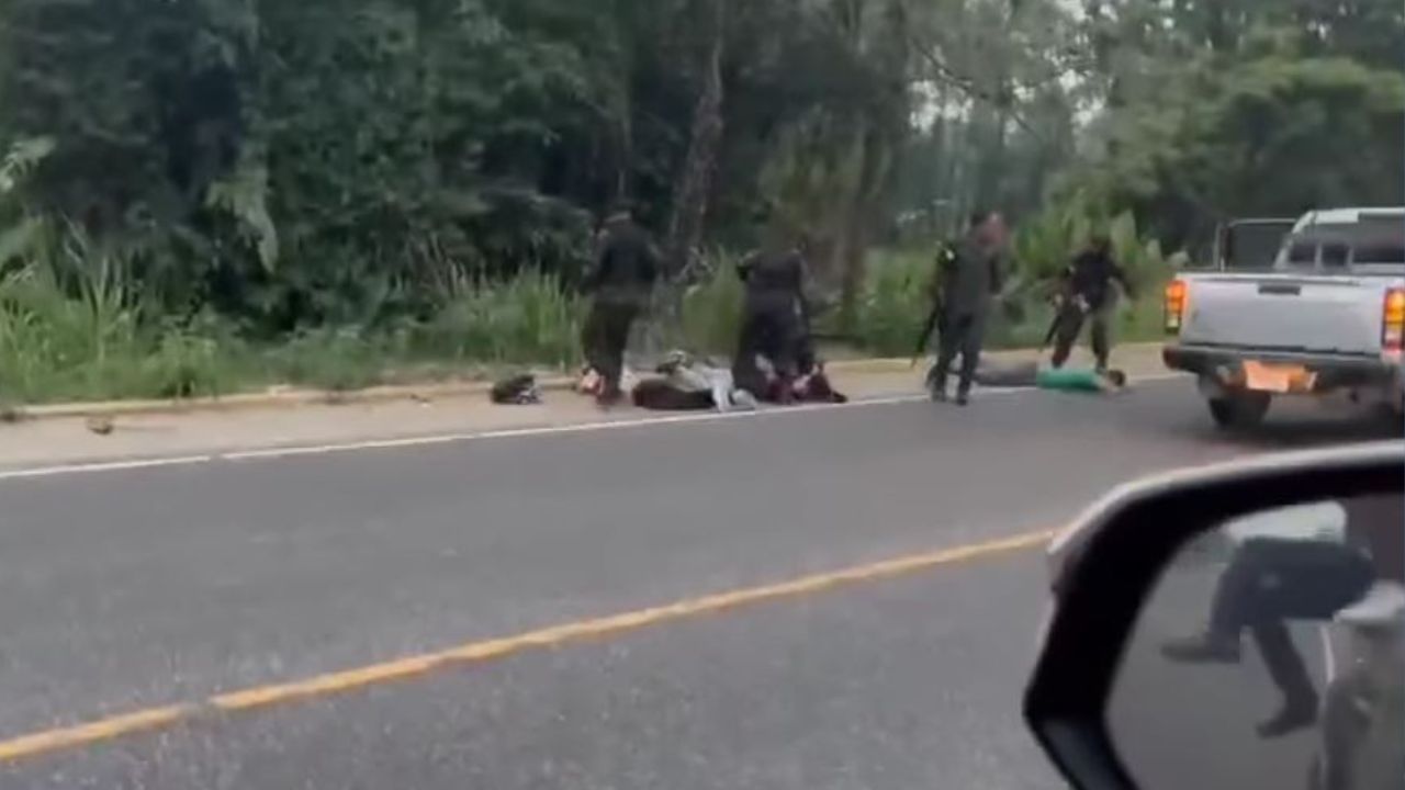 Video capta a pasajeros de bus intentando linchar a banda de asaltantes en Cortés