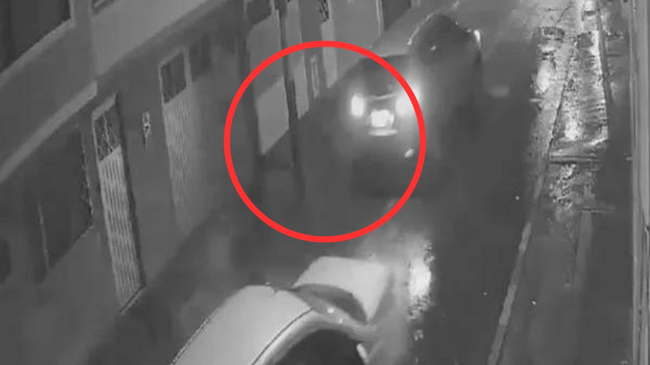 VIDEO: Conductor evita robo frente a su vivienda arrollando a ladrones