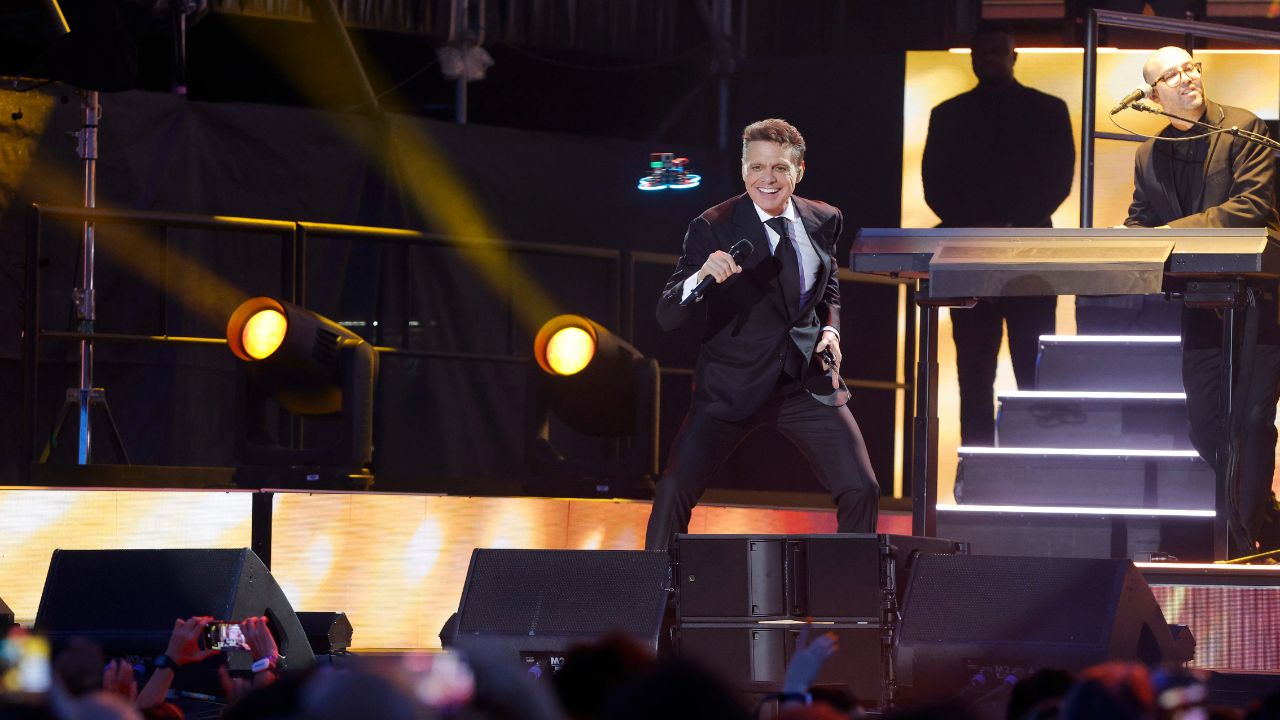 Luis Miguel "derrite" Córdoba en el inicio de su gira por España