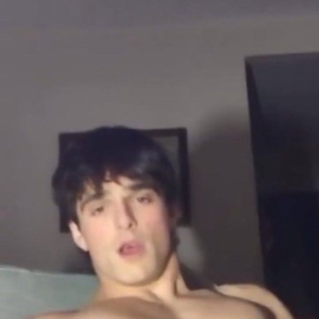 Jacob Elordi viendo al frente y con su boca abierta