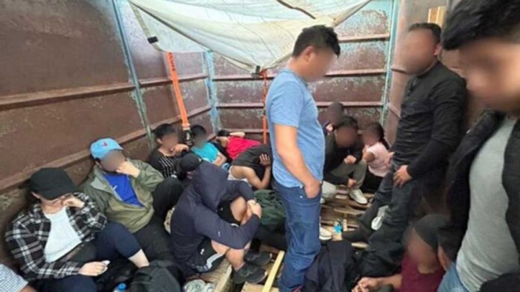 Un grupo de migrantes sentados en el camión