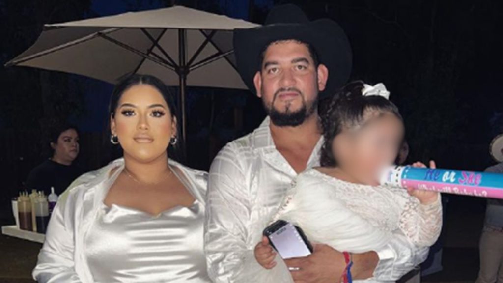 Dayysi89 junto a su esposo, quien carga una bebé