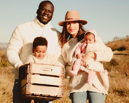 Mamá de risos junto a su pareja y sus dos hijos