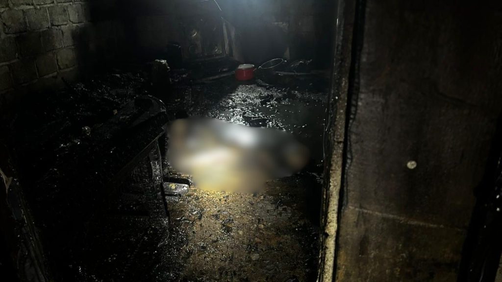 Interior de la vivienda destrozada por el incendio