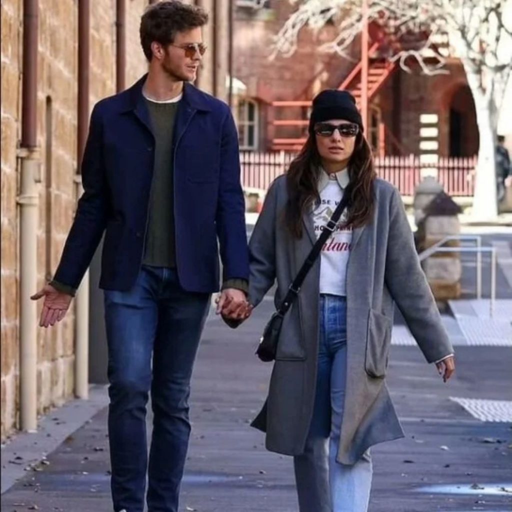 Jack Quaid y Claudia Doumit caminando juntos en la calle