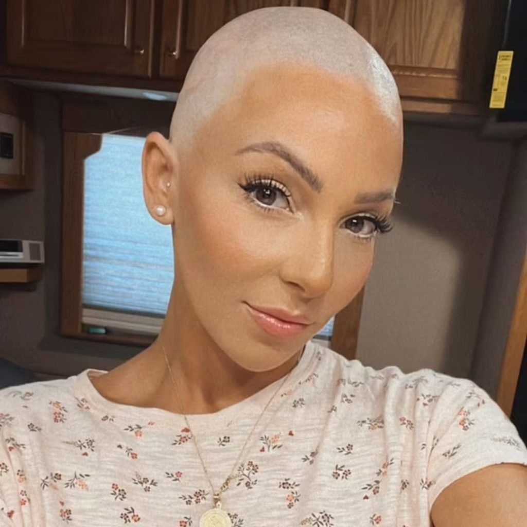 Lizzy Musi viendo al frente