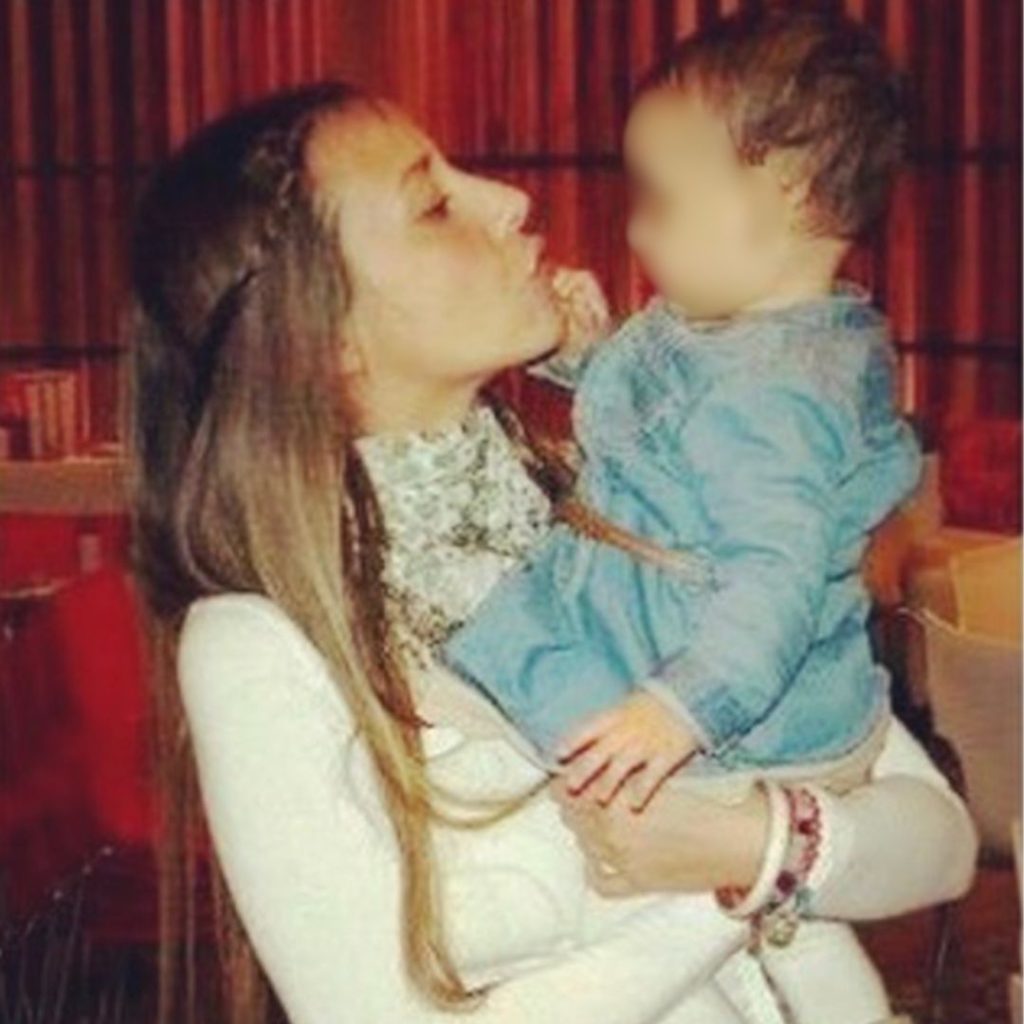 Lorena Vargas sosteniendo a su hija en sus brazos