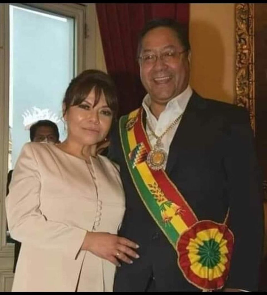 Luis Arce y su pareja juntos mientras están de pie