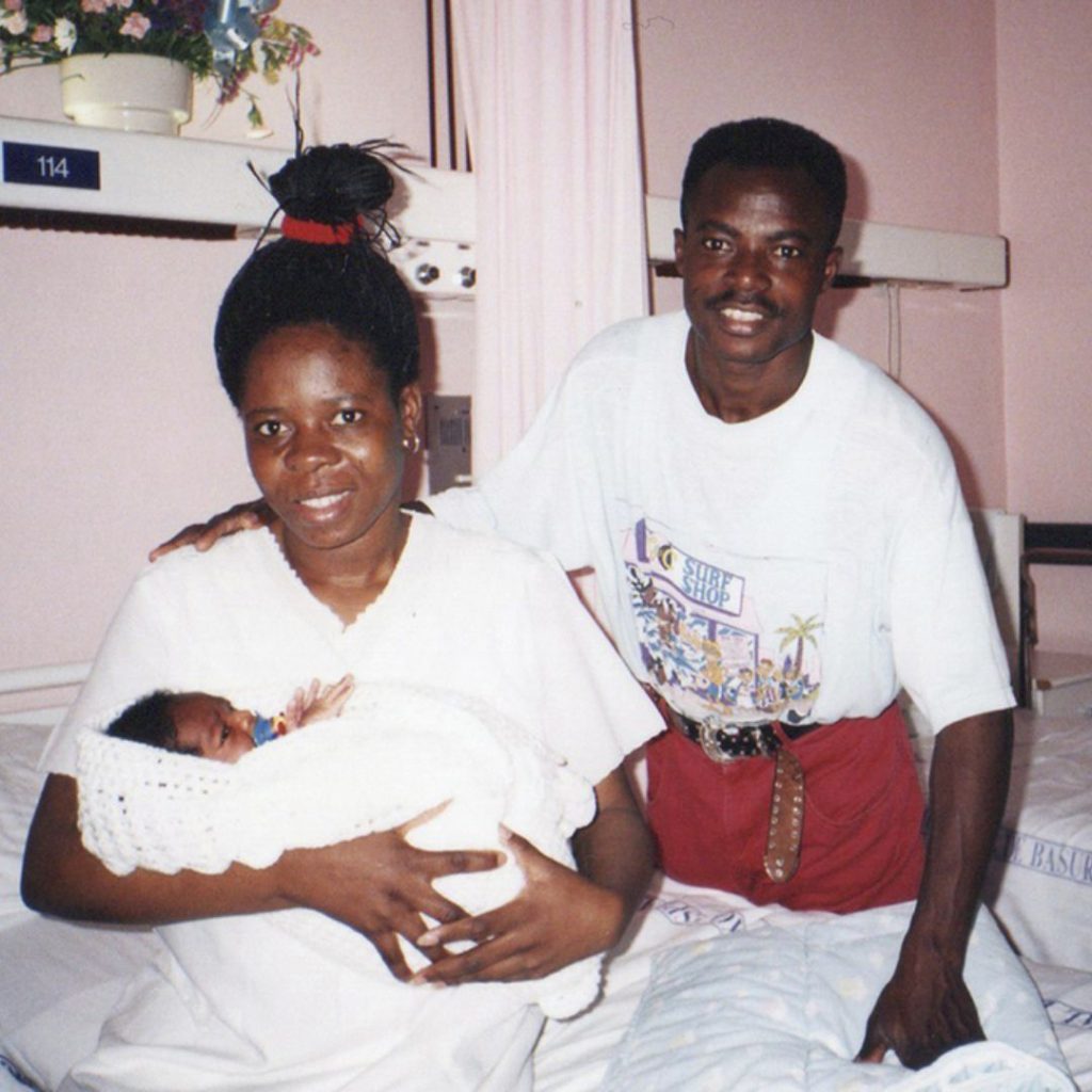 María Arthuer y Félix Williams sentados cerca mientras la mujer sostiene a un bebé