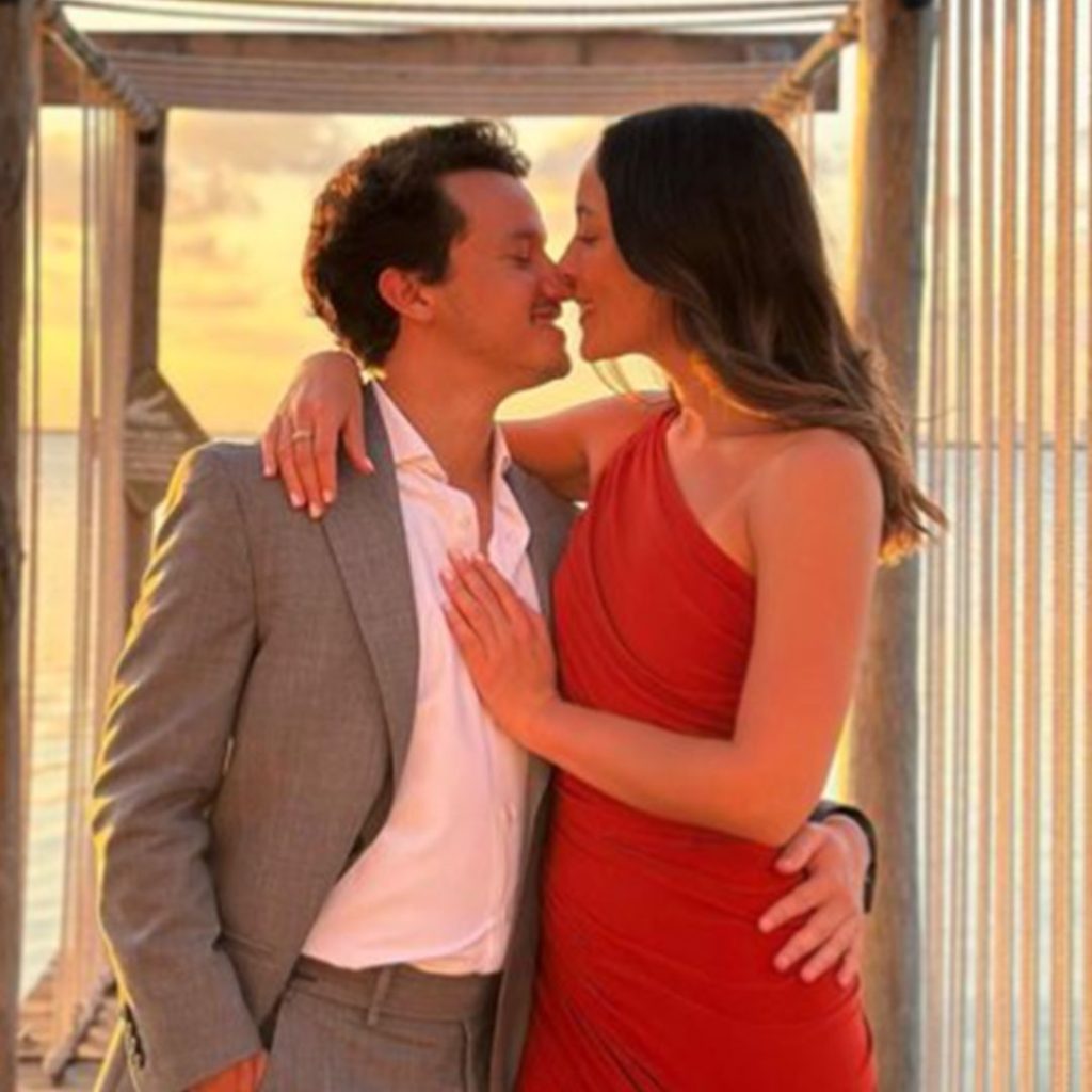 María Renee Núñez y su pareja cerca de darse un beso