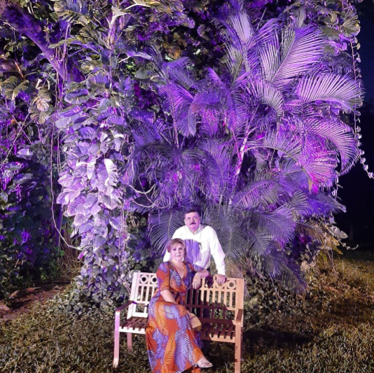 Los padres de María Renee Núñez juntos; ella aparece sentada y él sale parado detrás de su esposa