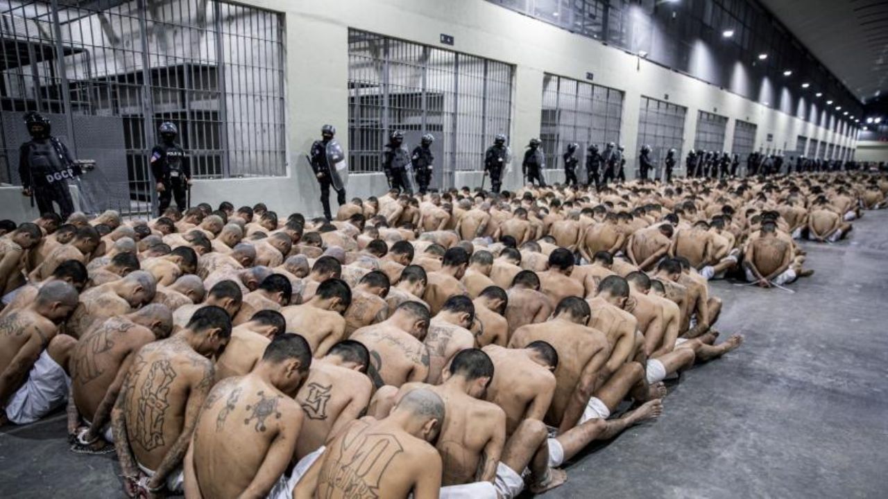 Trasladan a 2,000 pandilleros a megacárcel de El Salvador