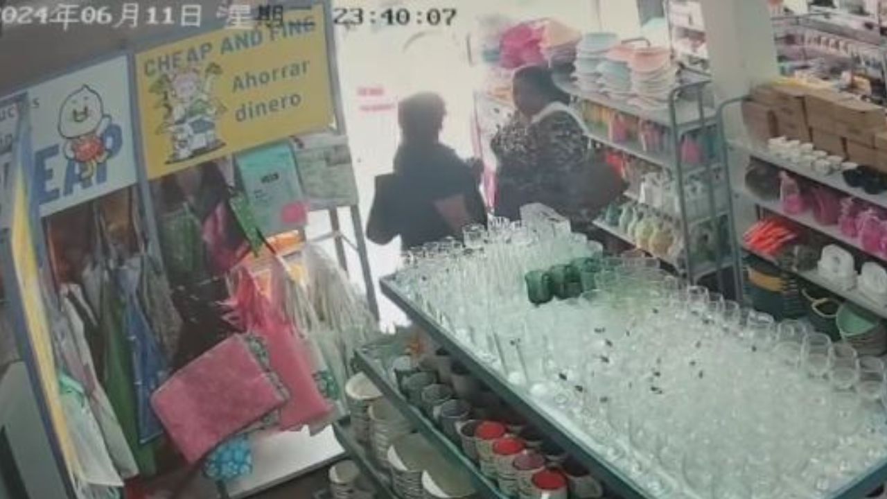 Cámara capta a mujeres con supuestas intenciones de robar en una tienda de Comayagua