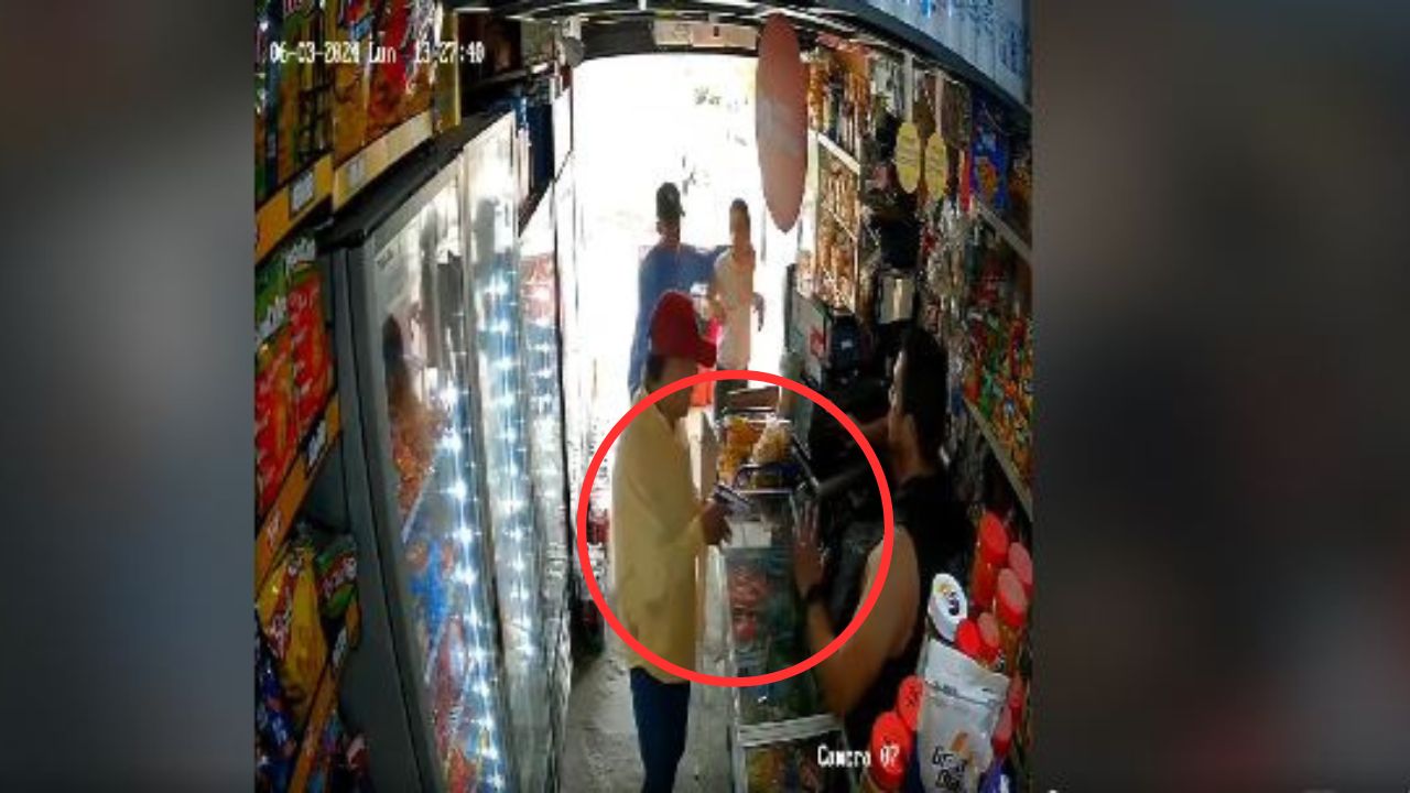 Cámara de seguridad capta a sujetos asaltando negocio en el occidente de Honduras