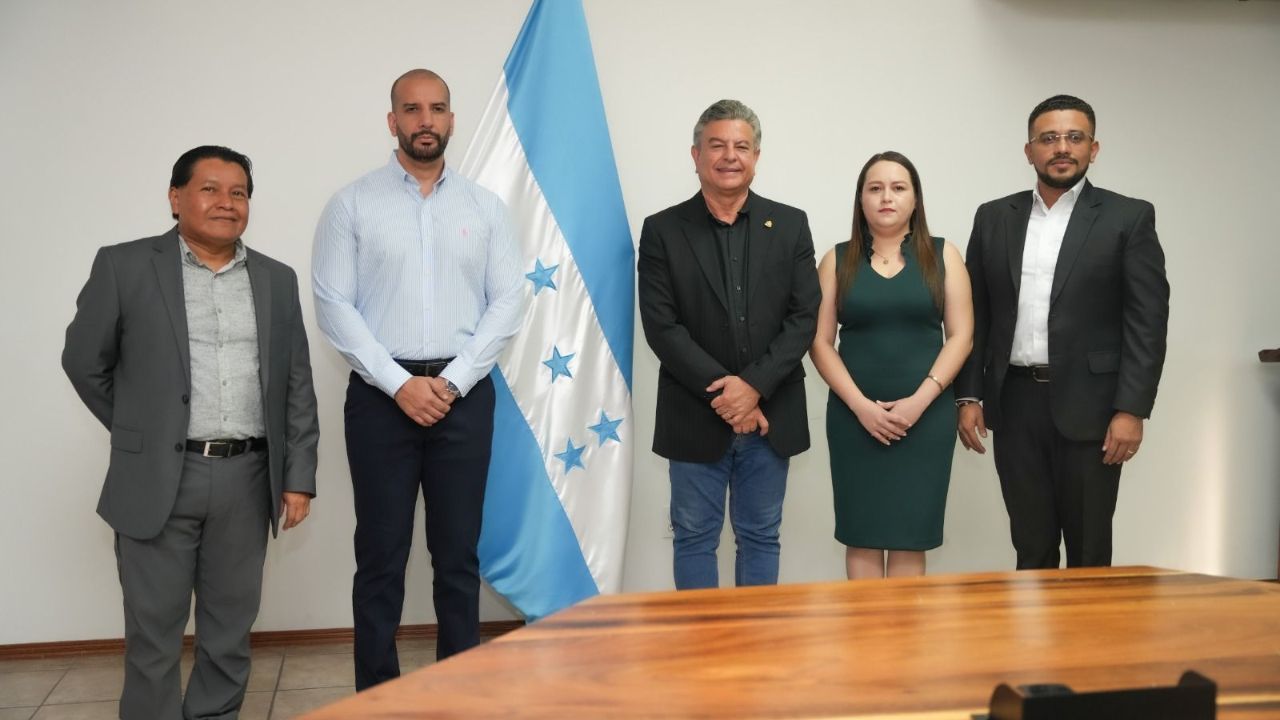 Juramentan a miembros de la Comisión Interventora del Instituto de la Propiedad