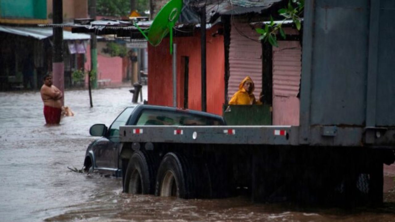 El Salvador, en alerta roja por fuertes lluvias e inundaciones