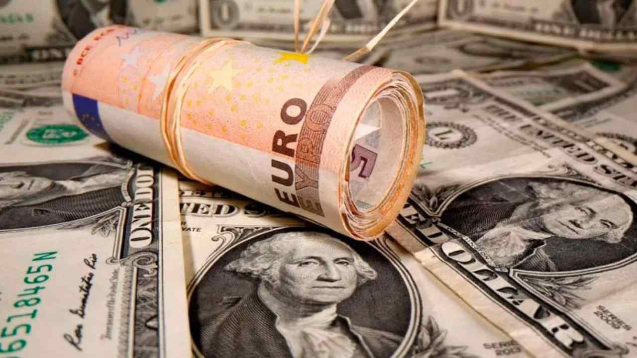 El euro cae hasta rozar los 1.07 dólares tras bajar la confianza del consumidor en EE. UU.