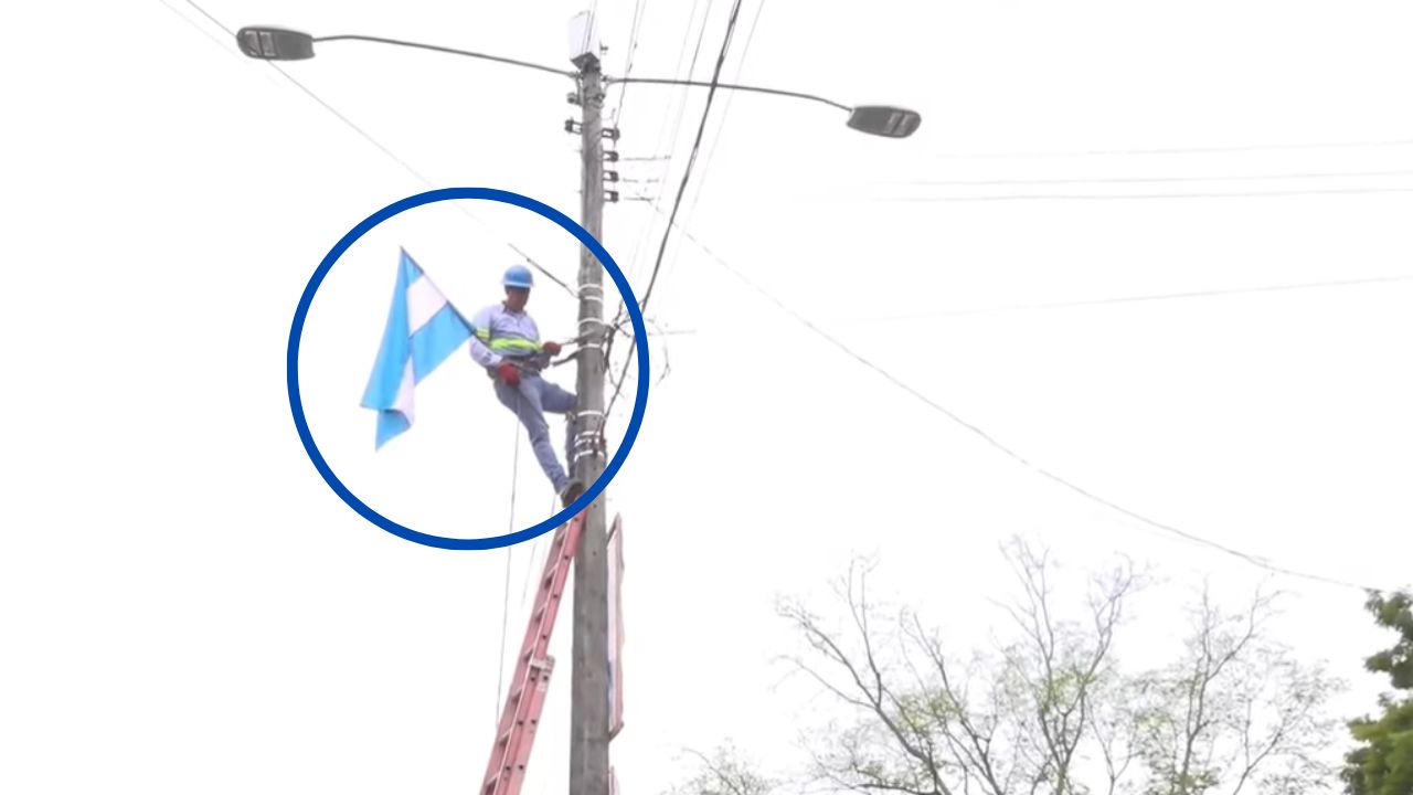 Encaramado en poste eléctrico, exempleado de la ENEE exige reintegración