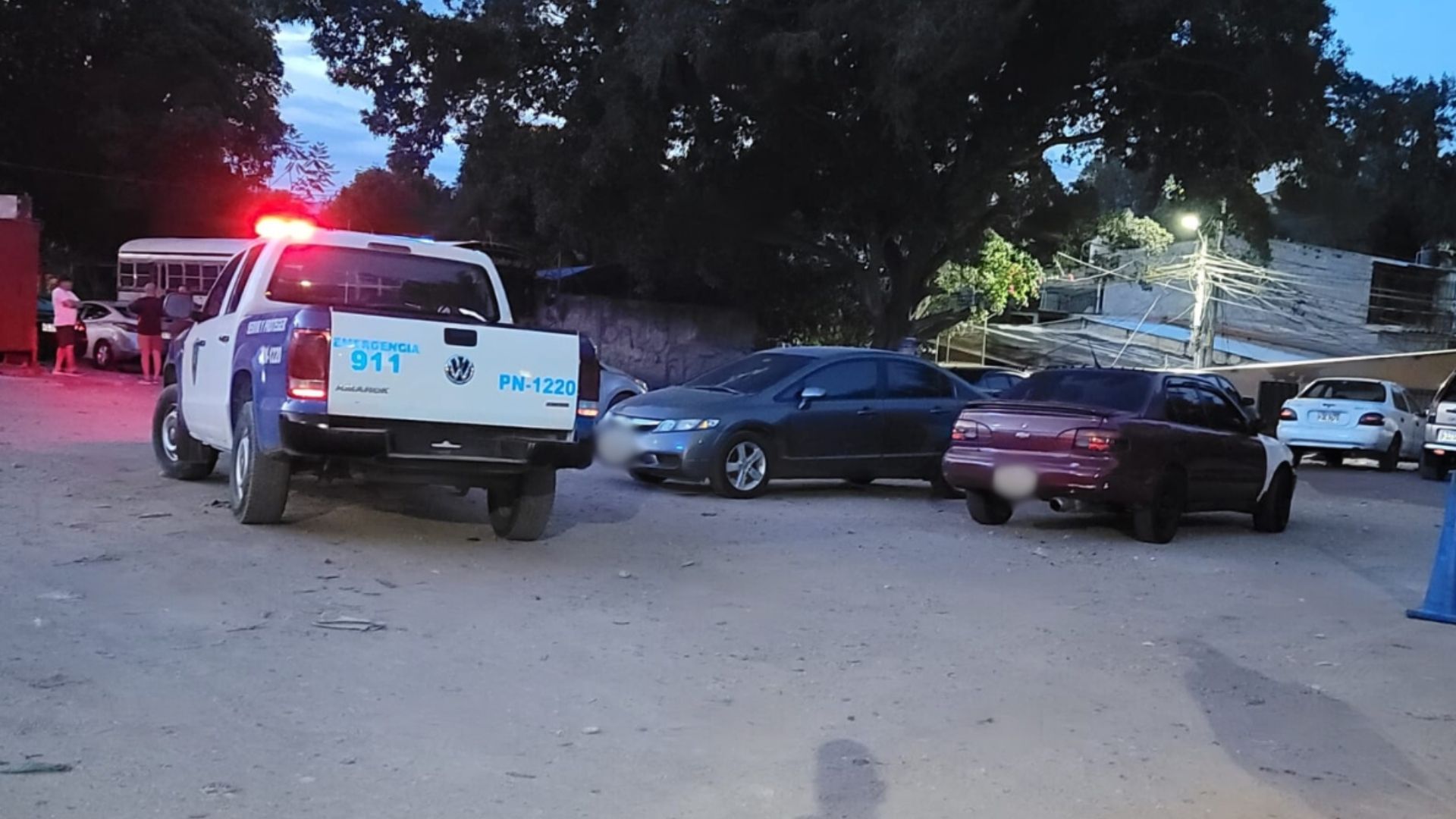 Hallan cadáver dentro de un vehículo en la colonia Kennedy