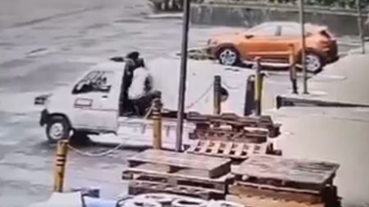 Cámara capta a hombre que es aplastado por refrigerador industrial en China