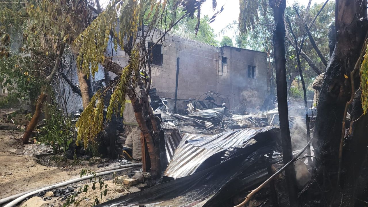 Familia queda en la calle tras incendio en su vivienda en San Pedro Sula, Cortés