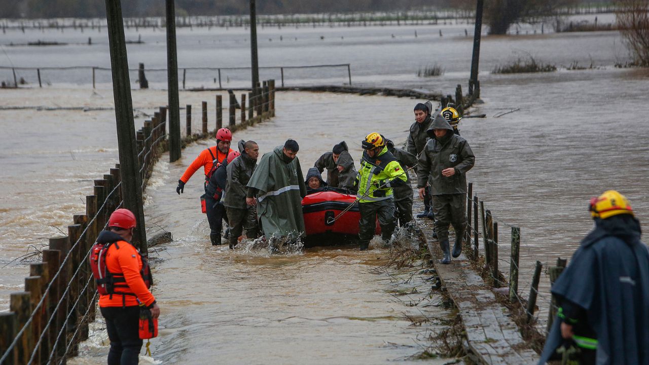 Más de 400 familias desalojadas en Chile por efectos de sistema frontal de lluvias