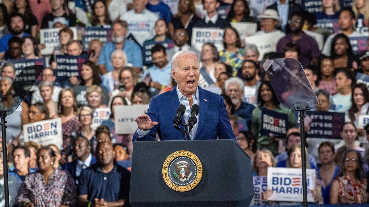 Familia de Biden le anima a continuar con su campaña para la reelección