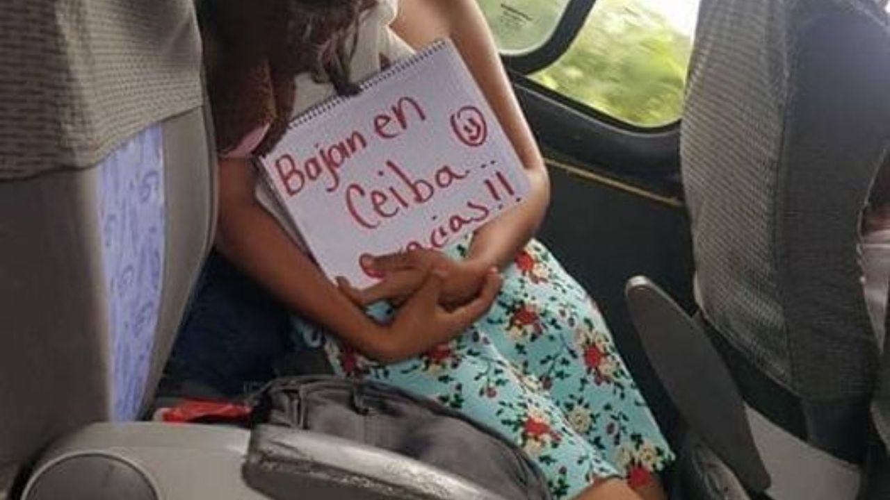Joven se queda dormida en bus y deja rótulo pidiendo que la bajen en La Ceiba