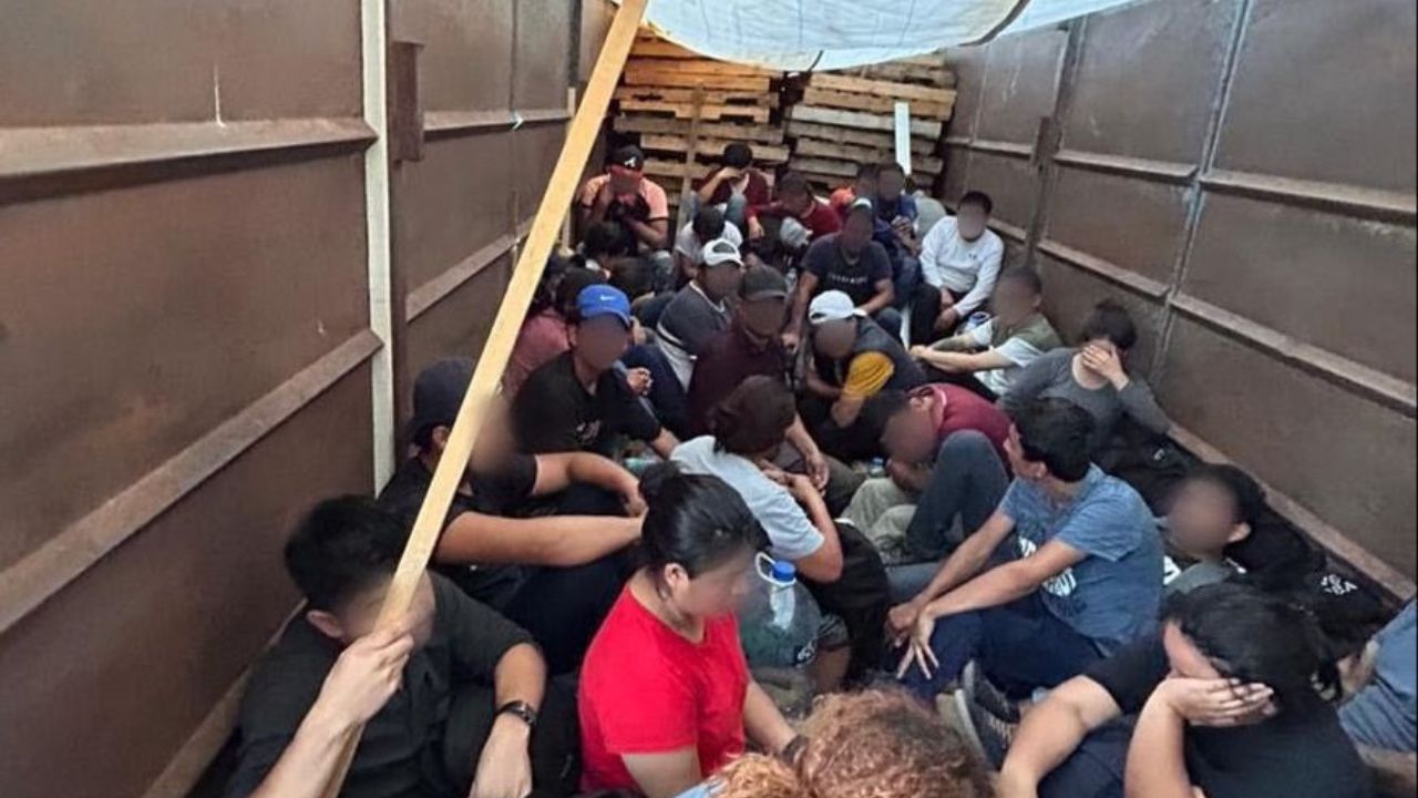 Detienen a 63 migrantes, entre ellos hondureños, hacinados en un camión de carga en México
