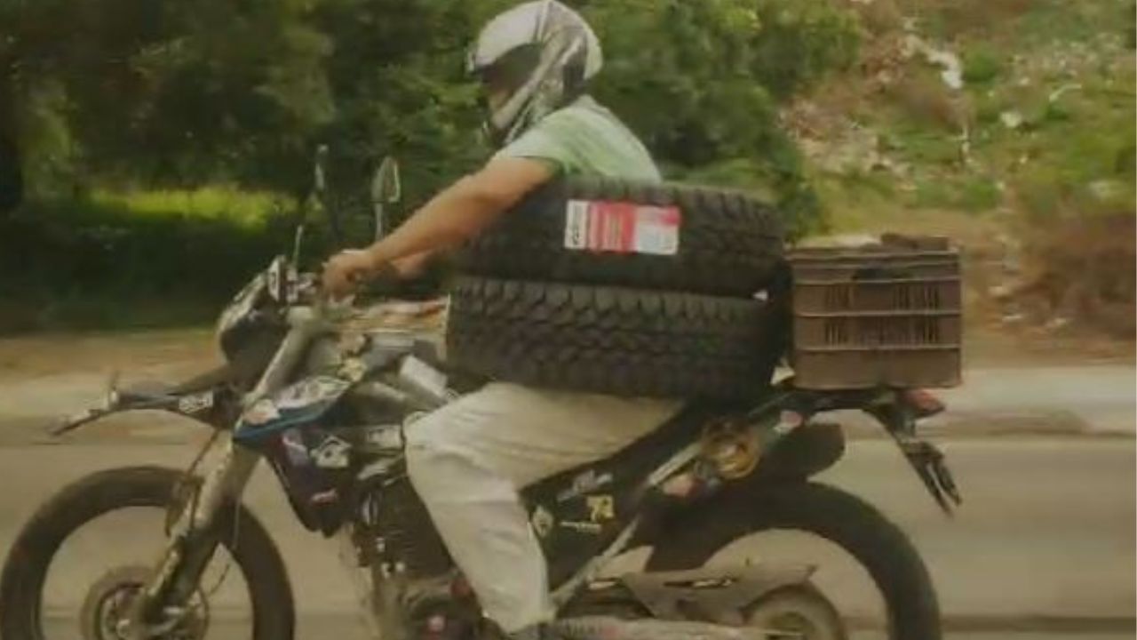 Graban a motociclistas transportando llantas de manera inusual en Tegucigalpa