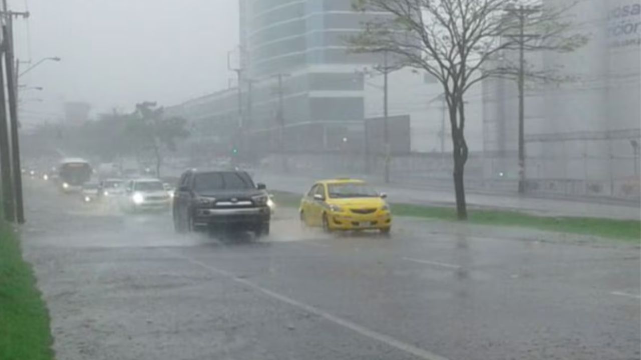 Una onda tropical entra en Panamá con fuertes tormentas eléctricas y ráfagas de vientos