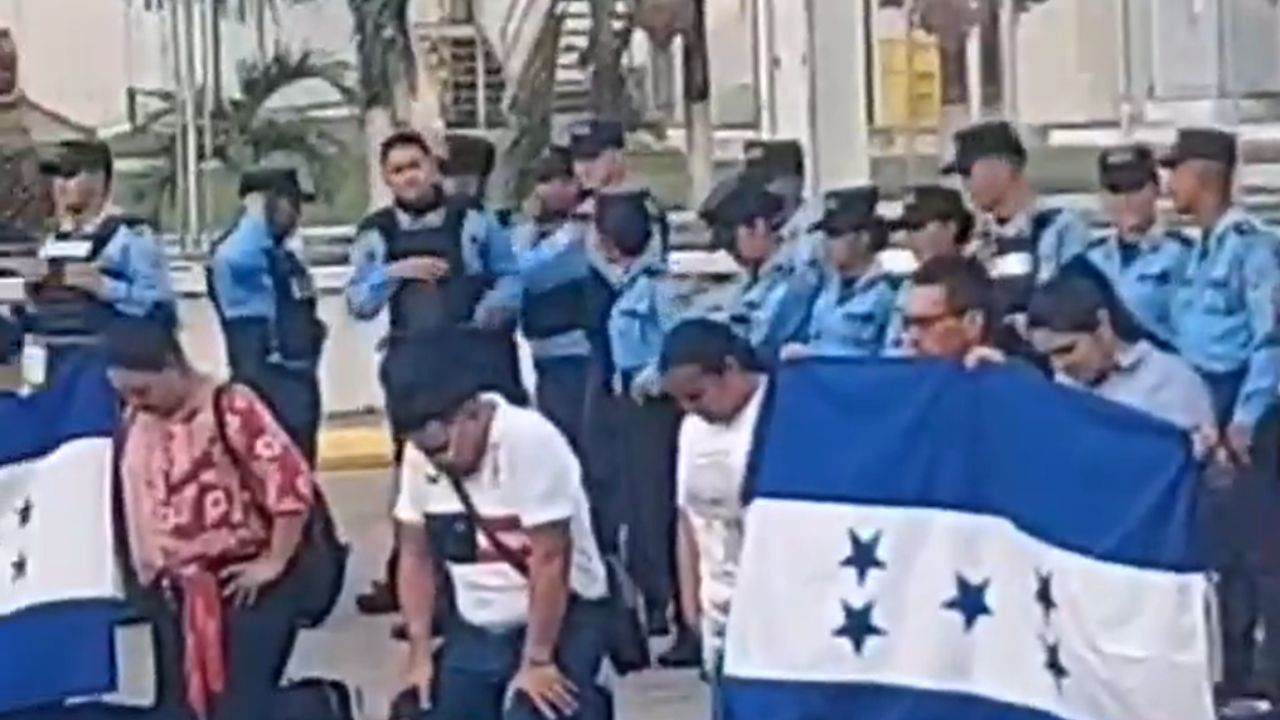 'De rodillas' empleados de maquila piden con gran fe que les cumplan sus derechos laborales