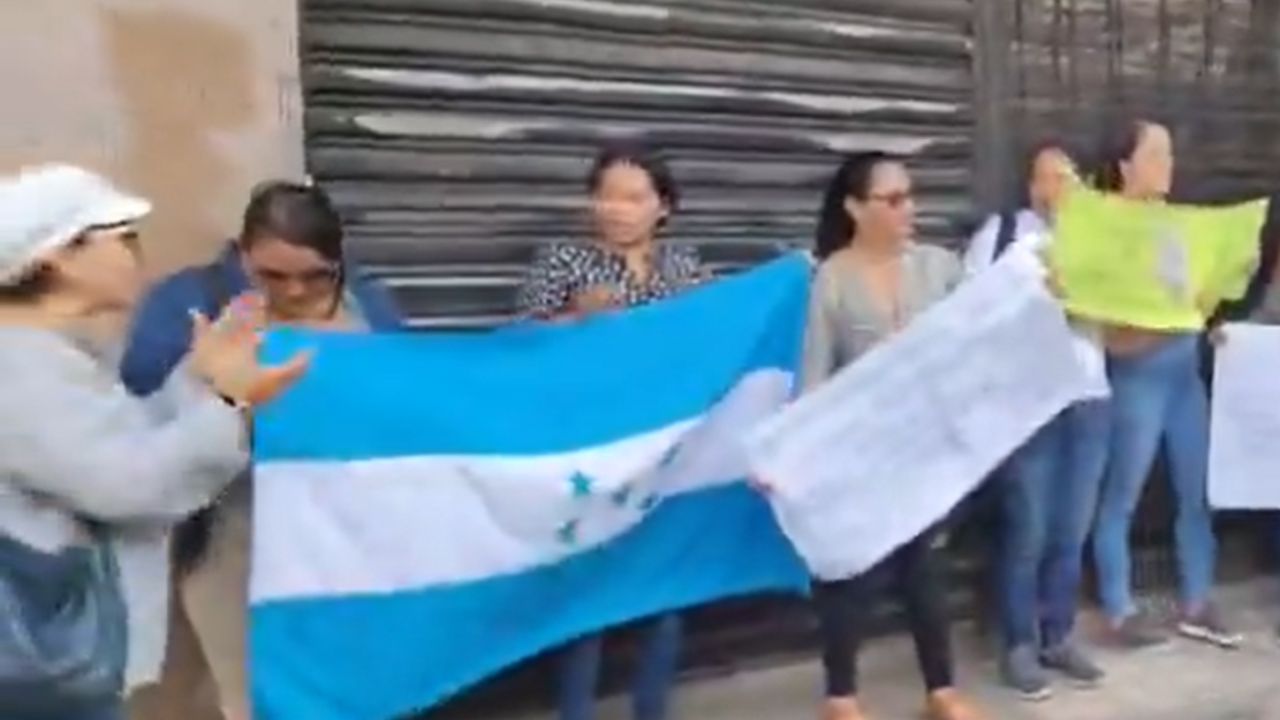 Docentes protestan frente a Sefin por retraso de cinco meses de salarios