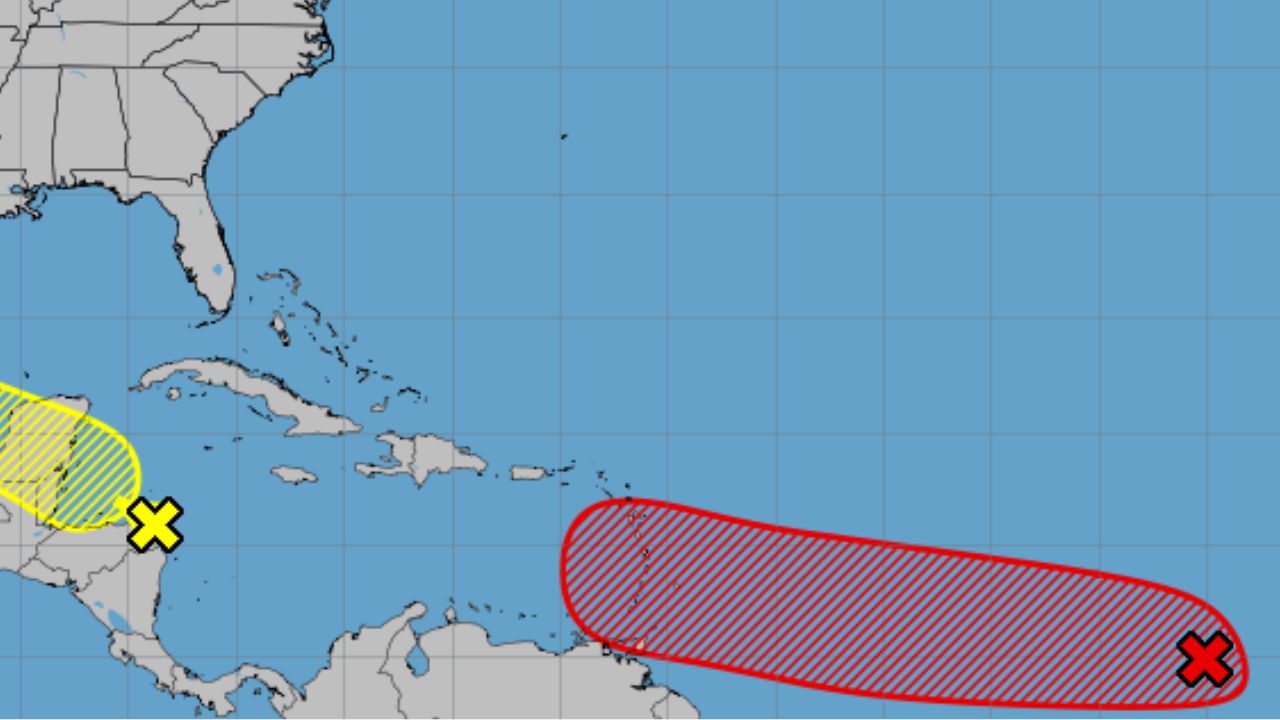 NHC eleva probabilidad de formación de tormenta tropical