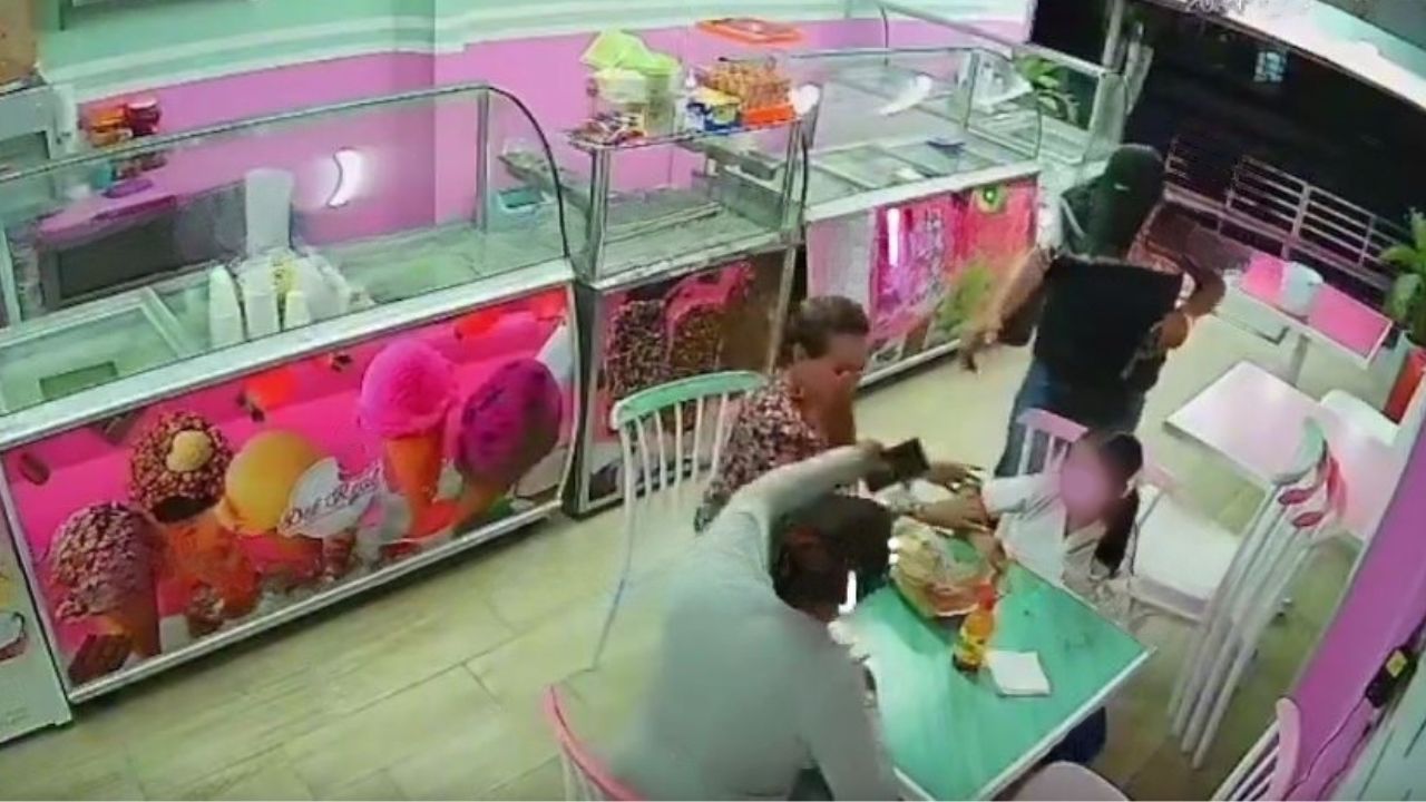 Graban a madre que protege a su hija de asaltante que le apuntaba con pistola en México
