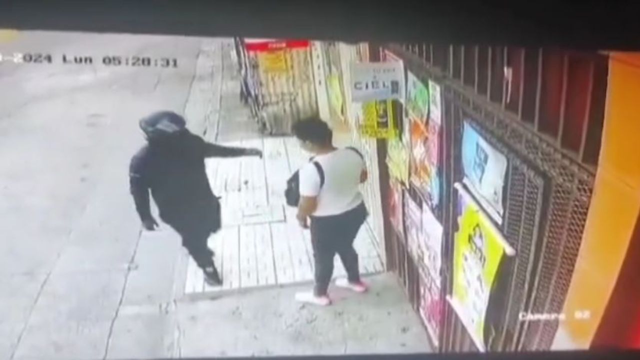 Graban cuando motociclistas asalta a joven en pulpería de Tegucigalpa