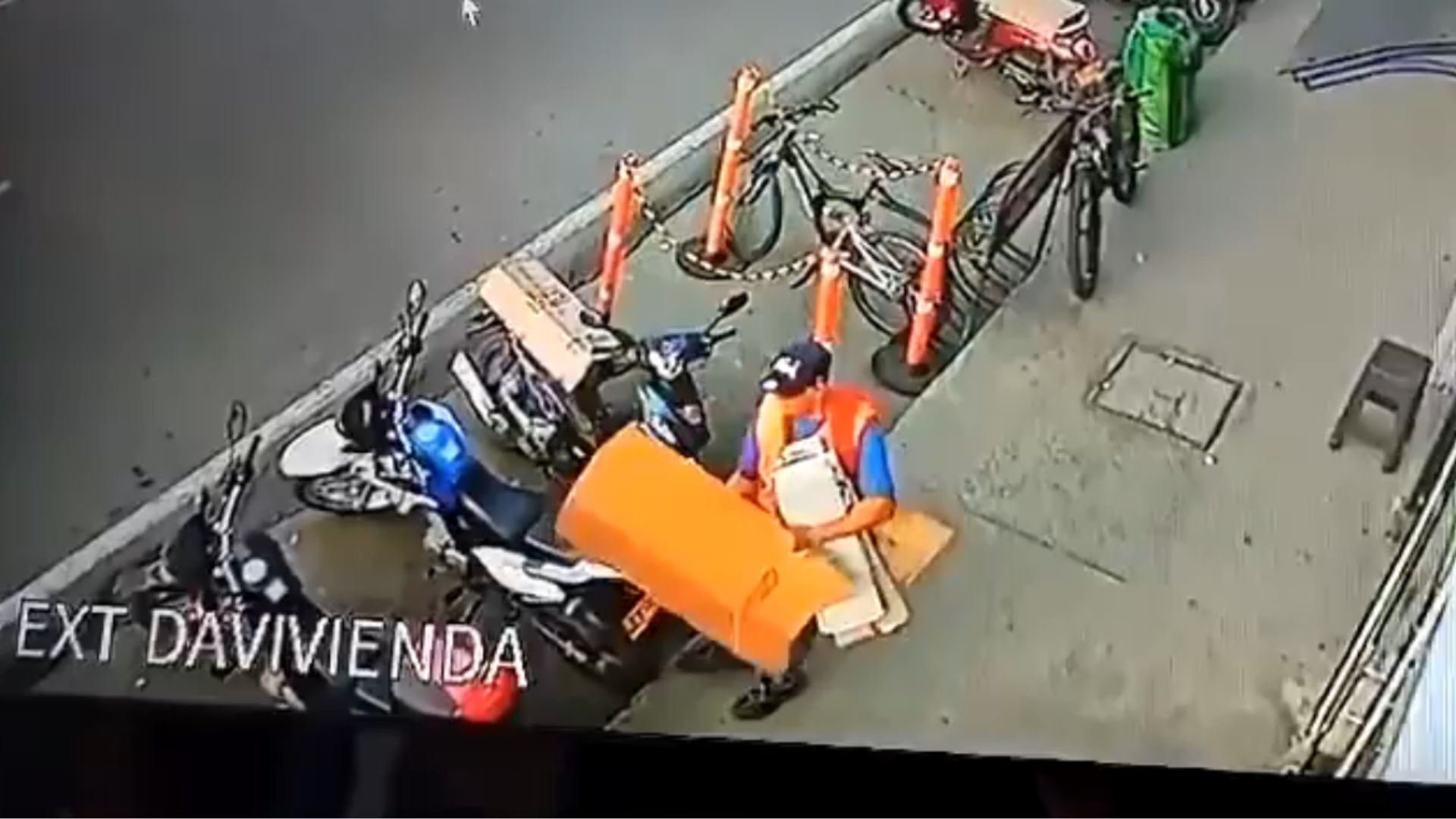 Revelan vídeo de explosión de una moto bomba que hirió a cuidador de carros