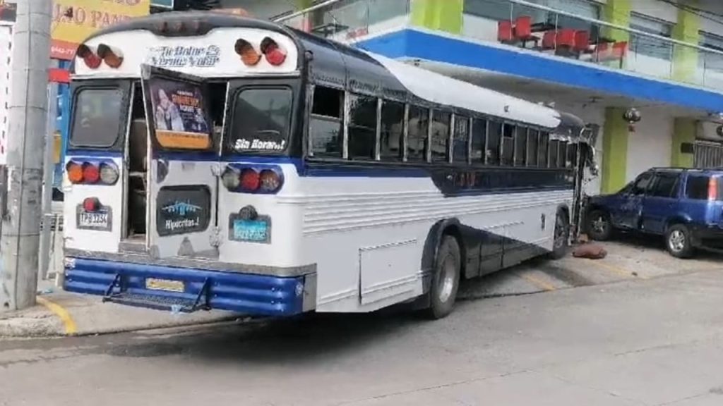 Fotografía del bus accidentado en la que se ve cómo quedó el bus tras el choque y otro vehículo dañado