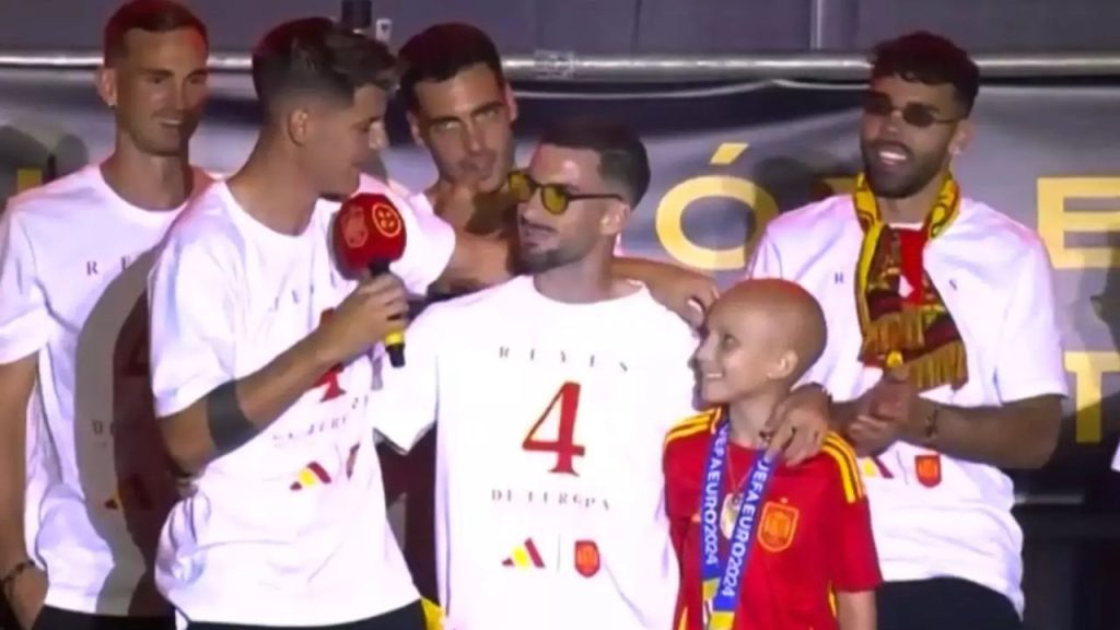 Alex Baena abrazando a una niña en la celebración de la Eurocopa 2024