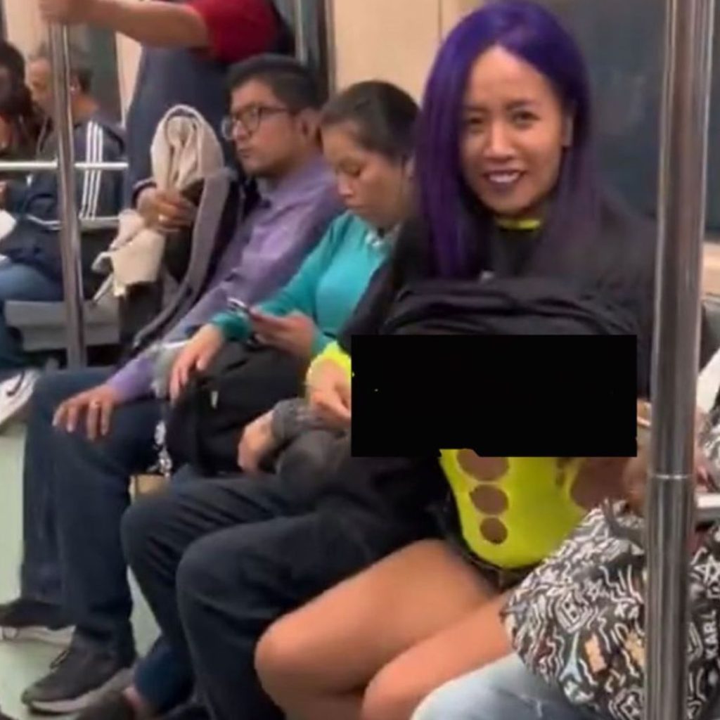 Luna Bella desvistiéndose en el Metro mientras hay más personas