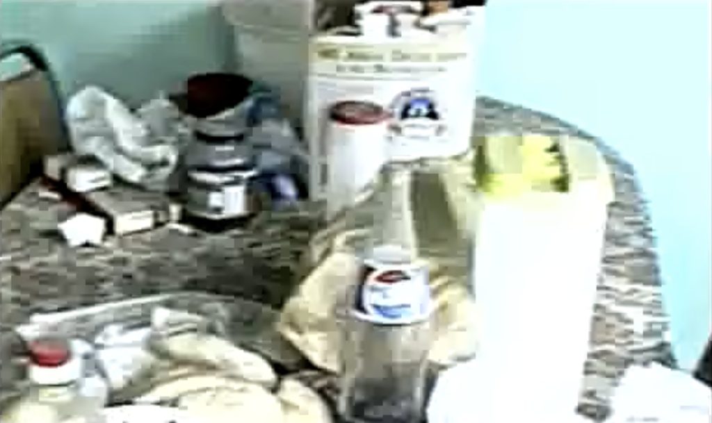 Objetos desordenados en una mesa